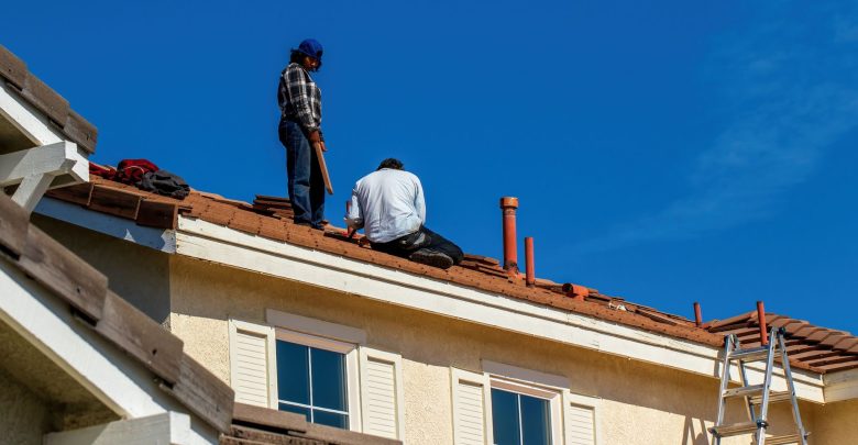 Solutions économiques et durables pour réparer une fuite de toiture à la maison