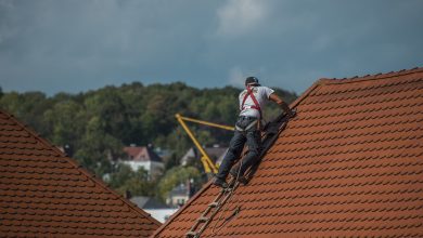 Quels sont les risques liés à une fuite de toit non traitée en urgence ?