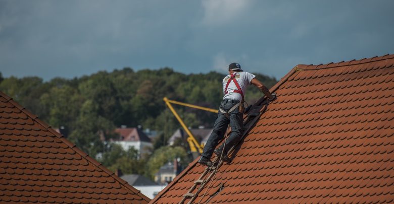 Quels sont les risques liés à une fuite de toit non traitée en urgence ?